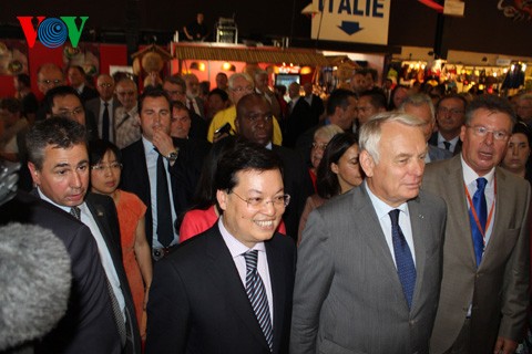 Le Premier Ministre français inaugure le stand du Vietnam à la foire européenne de Strasbourg - ảnh 1